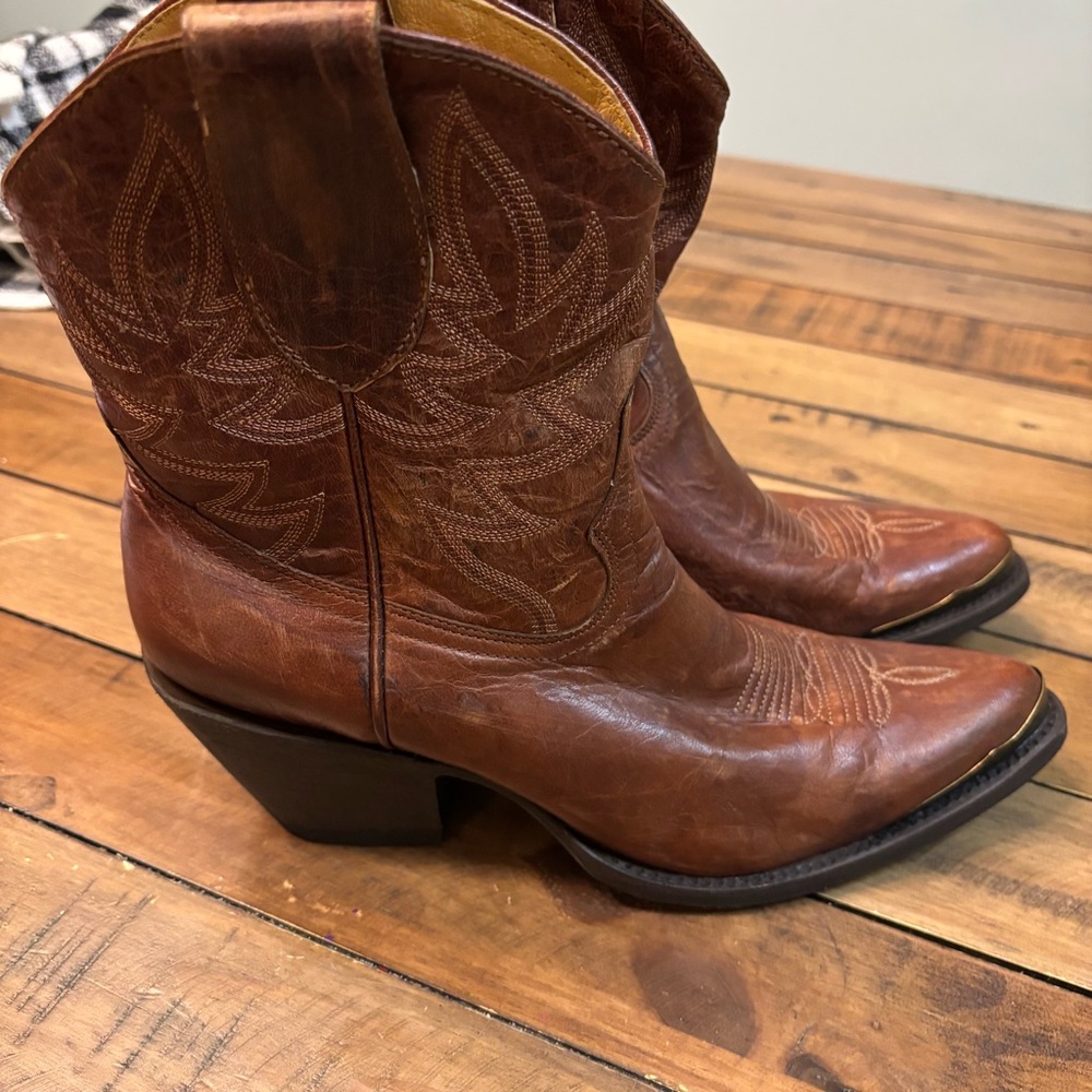 Idyllwind Chestnut Western Heeled Booties Worn once women’s size 8